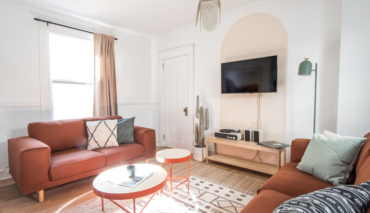 commodore 5 bed living