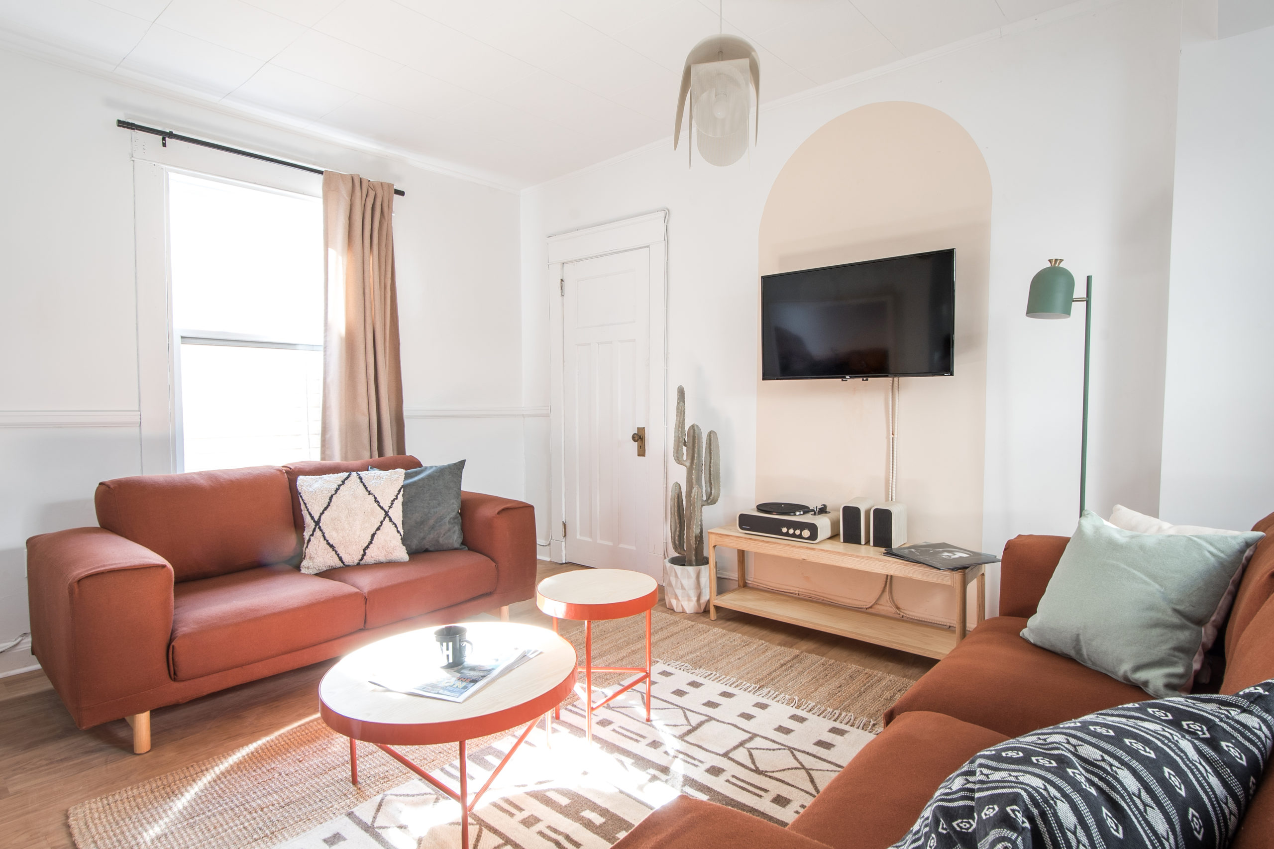 commodore 5 bed living