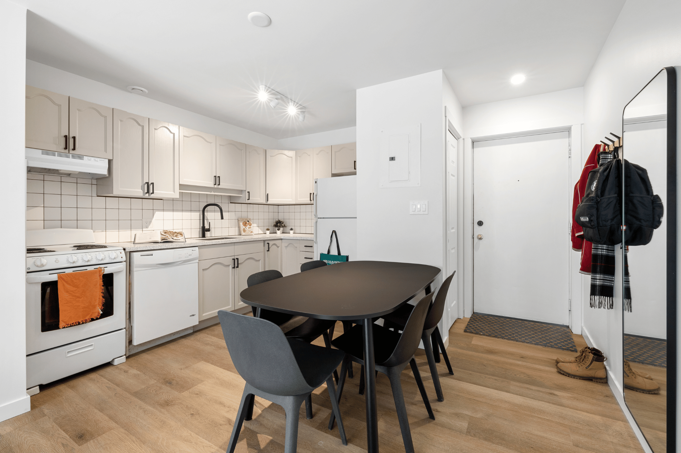 bc townhouse dining/kitchen
